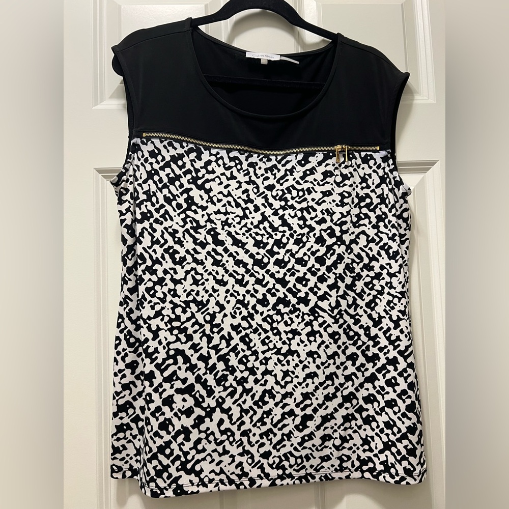 GUC Calvin Klein abstract dress shirt. Gold zipper detail. Size L.